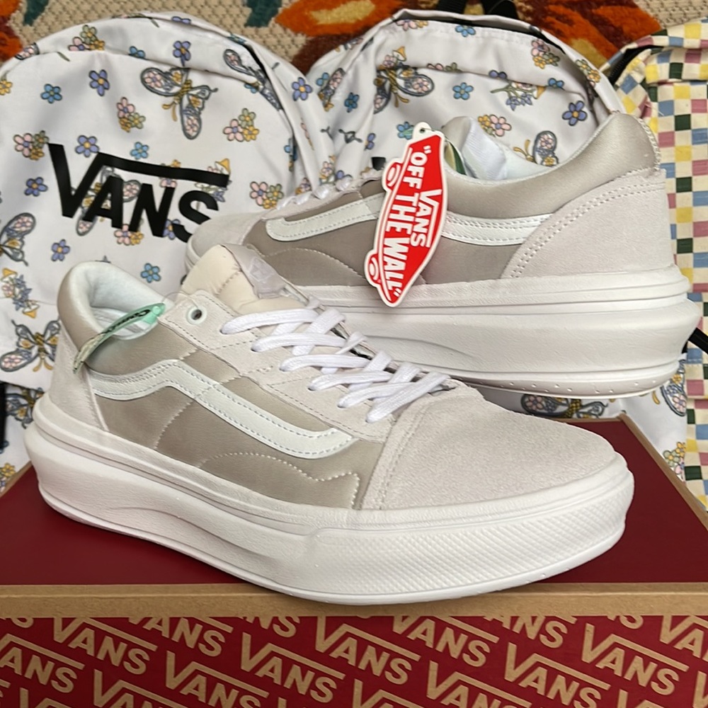 Vans Men’s Old Skool Over
Light Grey/White
VN0A7Q5ELGX
Platforms Sneakers - Picture 9 of 16